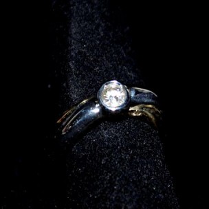 http://www.joyeriascuetara.com/192-thickbox/sortija-dos-oros-y-brillantes.jpg