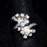 Sortija de oro blanco y brillantes.