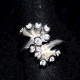 Sortija de oro blanco y brillantes.