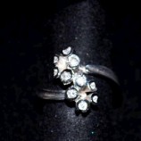 Sortija en oro blanco y brillantes.