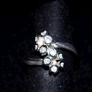 http://www.joyeriascuetara.com/256-thickbox/sortija-en-oro-blanco-y-brillantes.jpg