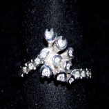 Sortija de oro blanco y brillantes.