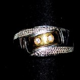 Sortija en oro blanco y brillantes.