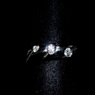 http://www.joyeriascuetara.com/268-thickbox/sortija-de-oro-blanco-y-brillantes.jpg