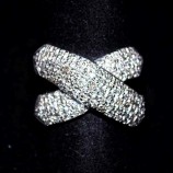 Sortija en oro blanco y brillantes.
