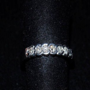 http://www.joyeriascuetara.com/276-thickbox/sortija-en-oro-blanco-y-brillantes.jpg